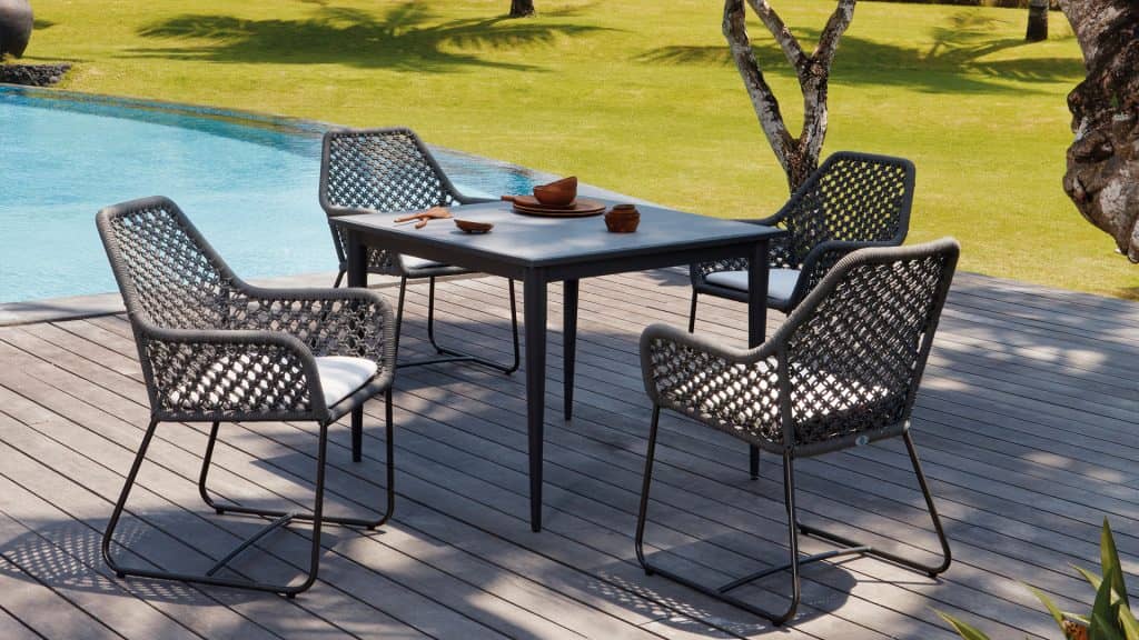 23518.01_SQ Dining Table Serpent_Aluminum Carbon_Skyline_0