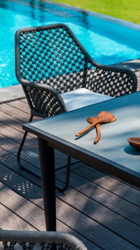 23518.01_SQ Dining Table Serpent_Aluminum Carbon_Skyline_2