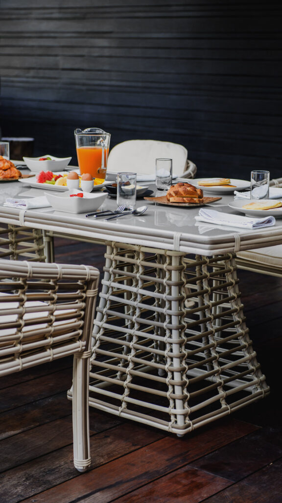 23772.16 DINING TABLE Skyline Design 03