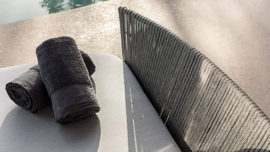 24166-Daybed-Boston-Strap-Light-Grey-Skyline-Design-02